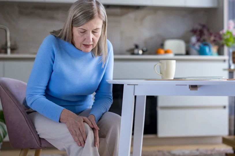 Osteoporoza to także skutek menopauzy. Dietetyczka: nie chodzi tylko o wapń