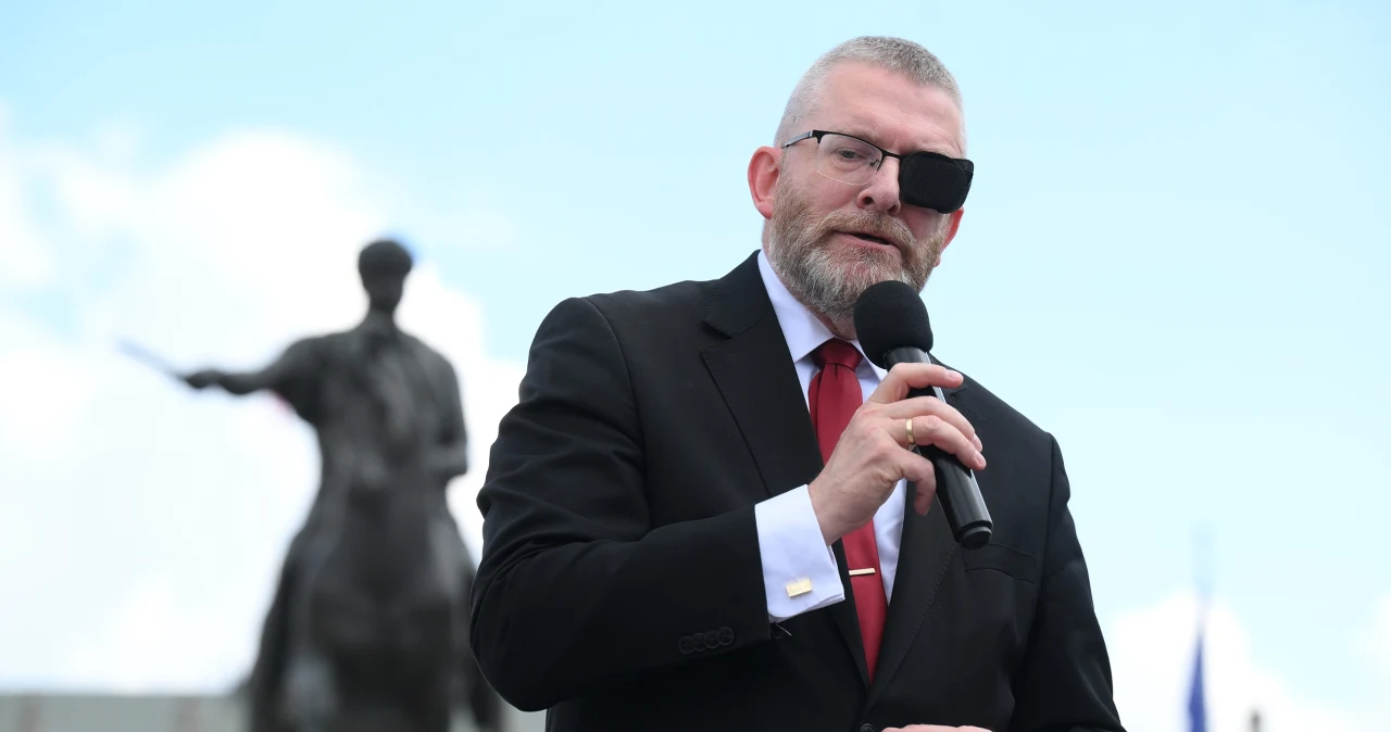 Zdjęcie do aktualności: Braun z młotem przy pomniku UPA. Strona ukraińska reaguje