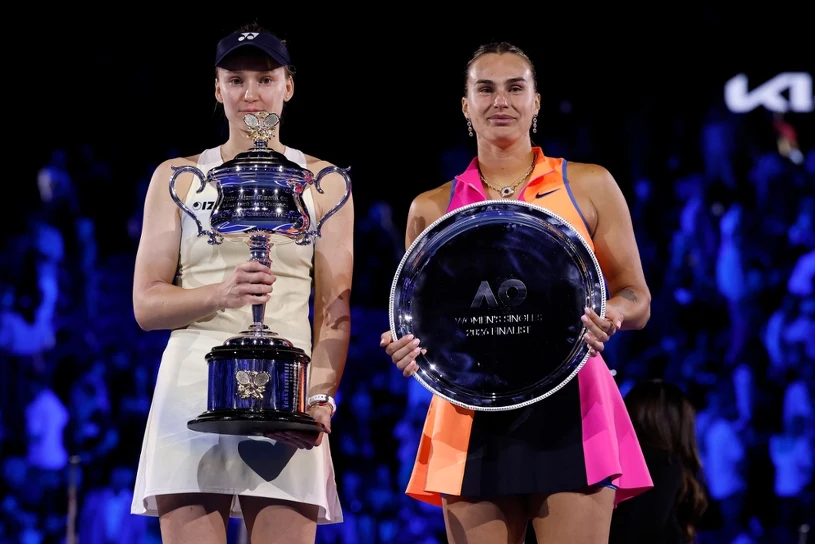 Sabalenka w pokonanym polu. Wskazują Rybakinę. Różnica zaskakuje