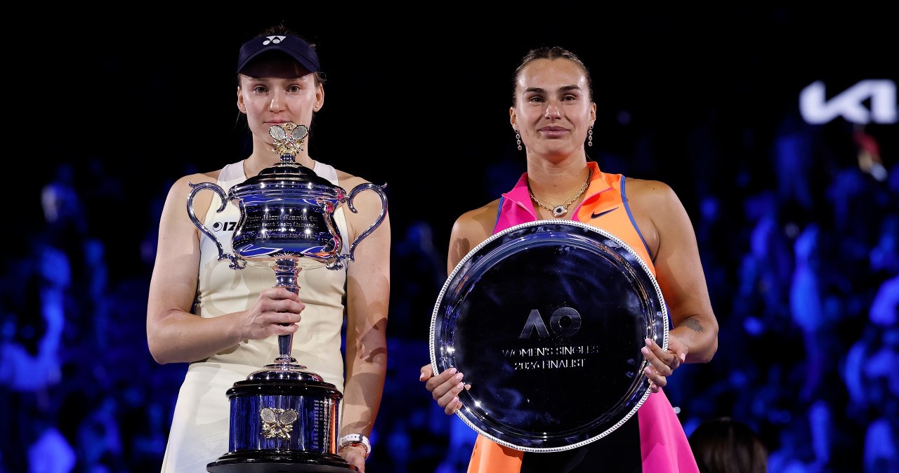 Sabalenka w pokonanym polu. Wskazują Rybakinę. Różnica zaskakuje