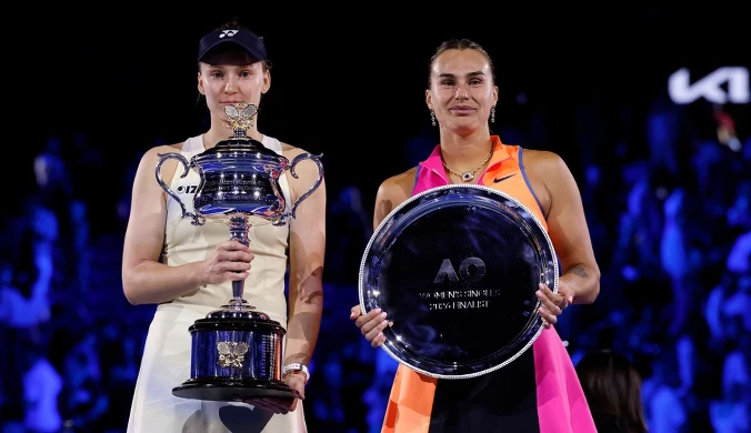 Sabalenka w pokonanym polu. Wskazują Rybakinę. Różnica zaskakuje