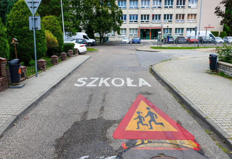 Zamkną drogę do szkoły i postawią na niej leżaki. Uczniowie się ucieszą?