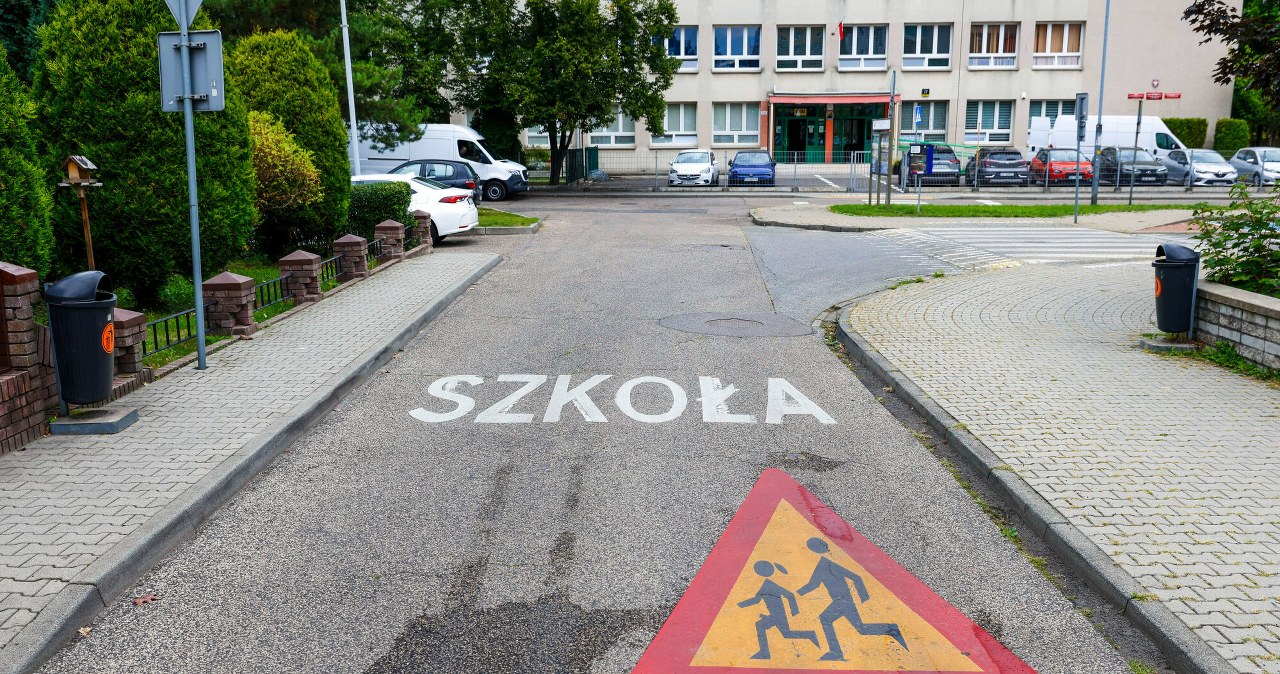 Zamkną drogę do szkoły i postawią na niej leżaki. Uczniowie się ucieszą?