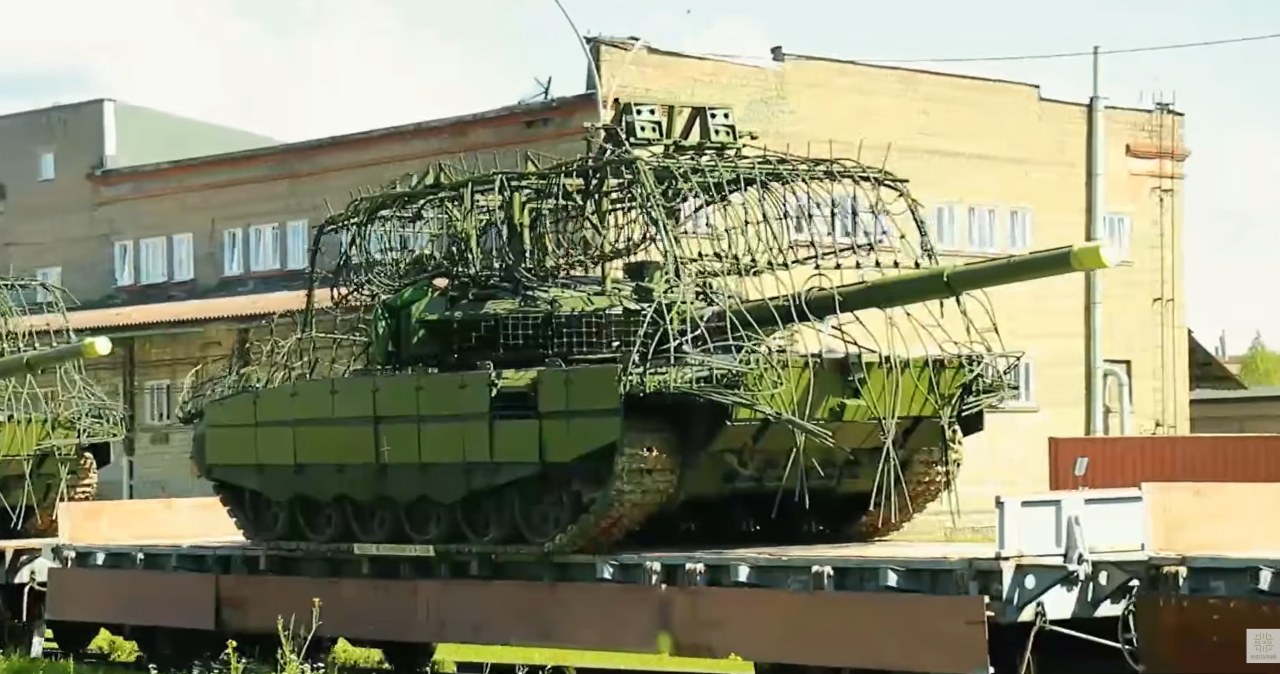 Rosjanie dostali nowe czołgi T-90M i T-72B3M. Wzmocniono je przed dronami
