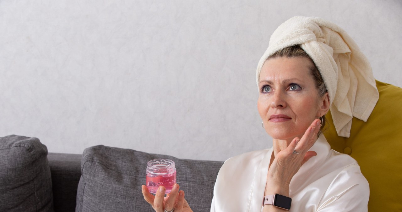 Sucha skóra po 60. roku życia? Prosta wieczorna rutyna może pomóc
