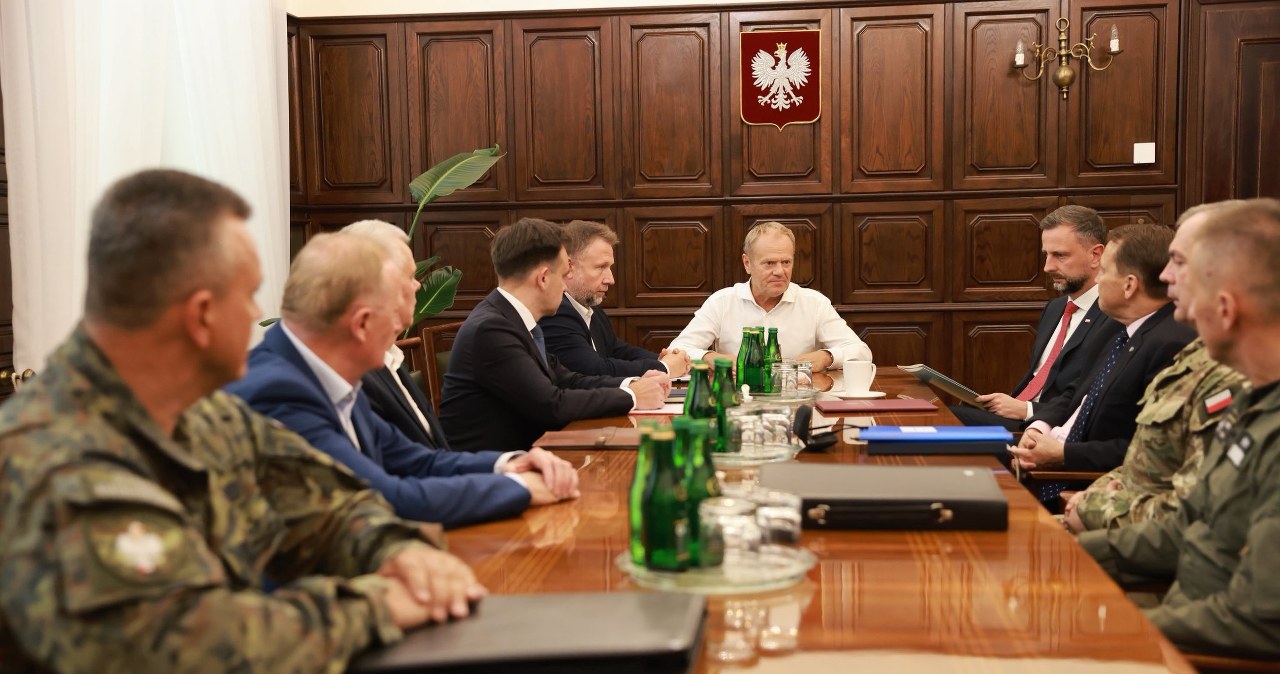 Tusk zwołał specjalne spotkanie. Rozmowy z wojskiem i służbami Tusk zwołał specjalne spotkanie. Rozmowy z wojskiem i służbami