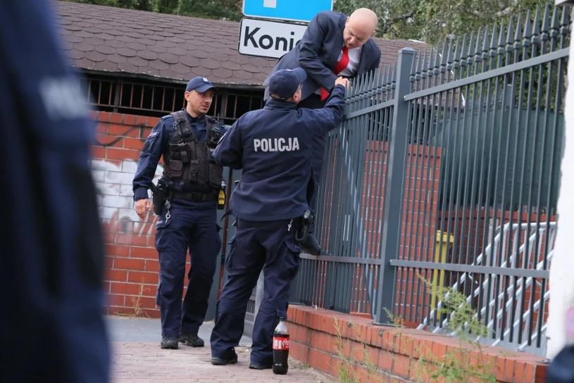 Matecki na ogrodzeniu, policja próbowała interweniować. "Nie dotykaj mnie"