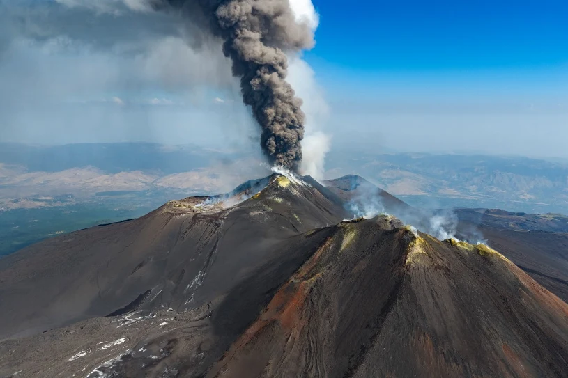 Etna paraliżuje loty na Sycylii. MSZ ostrzega podróżujących