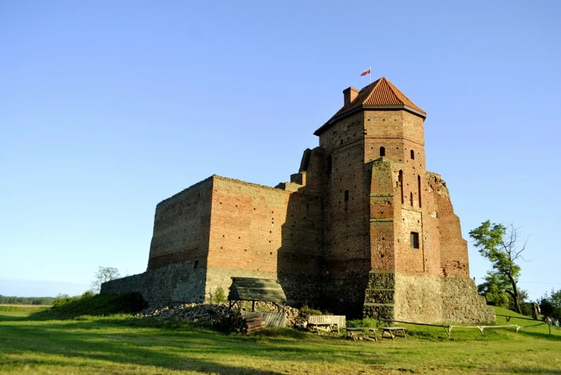Miała przewiercić cegłę palcem. Tragiczna legenda zamku pod Warszawą