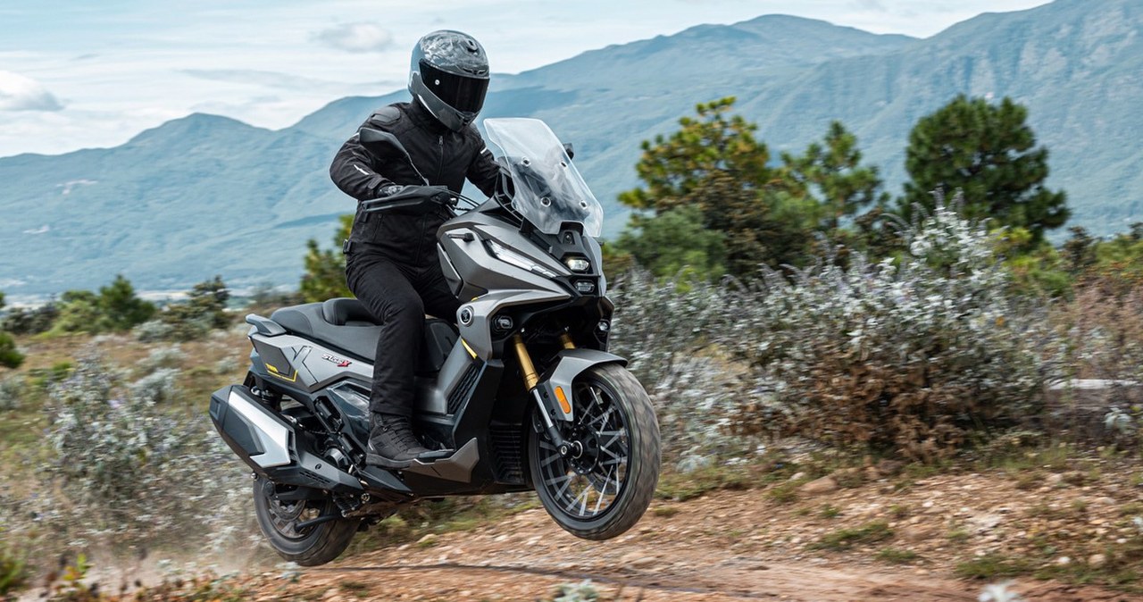 Voge SR450X wjeżdża do Polski. Dwucylindrowy skuter ADV za 29 900 zł