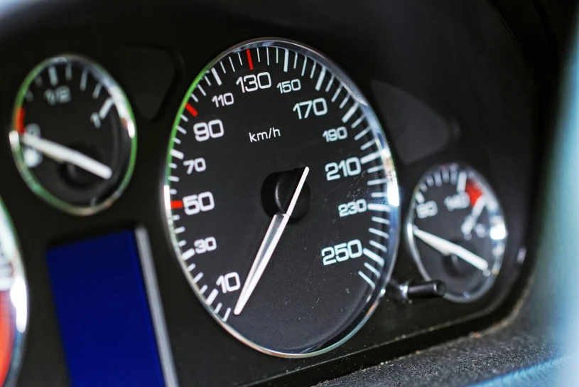 Przekroczenie prędkości o 10 km/h. To już mandat czy pouczenie?