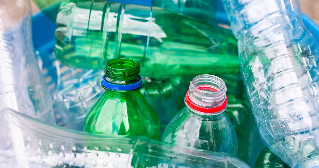Koniec czystego plastiku. Przejrzyste butelki PET wkrótce znikną Koniec czystego plastiku. Przejrzyste butelki PET wkrótce znikną