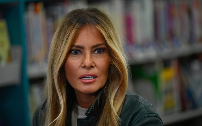 Melania Trump w stylu lat 90. Zielona kurtka nadała jej stylizacji "pazura"