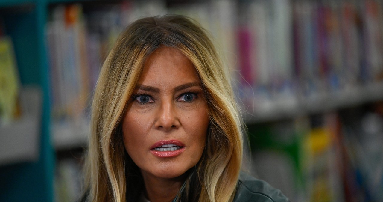 Melania Trump w stylu lat 90. Zielona kurtka nadała jej stylizacji "pazura"