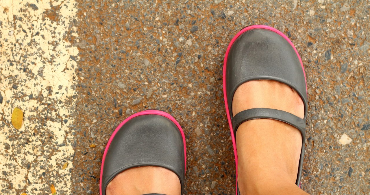 Jedni je kochają, inni gwałtownie z nich rezygnują. Co robi barefoot ze stopą?
