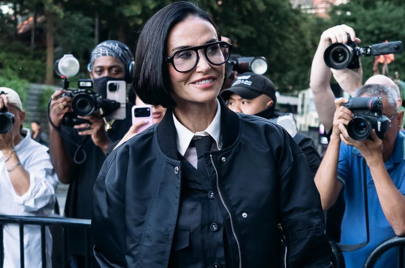 Demi Moore w nowej fryzurze. Postawiła na ponadczasowe, odmładzające cięcie
