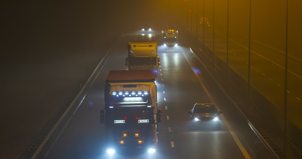 Jesienny błąd kierowców. Chodzi o światła w trybie AUTO