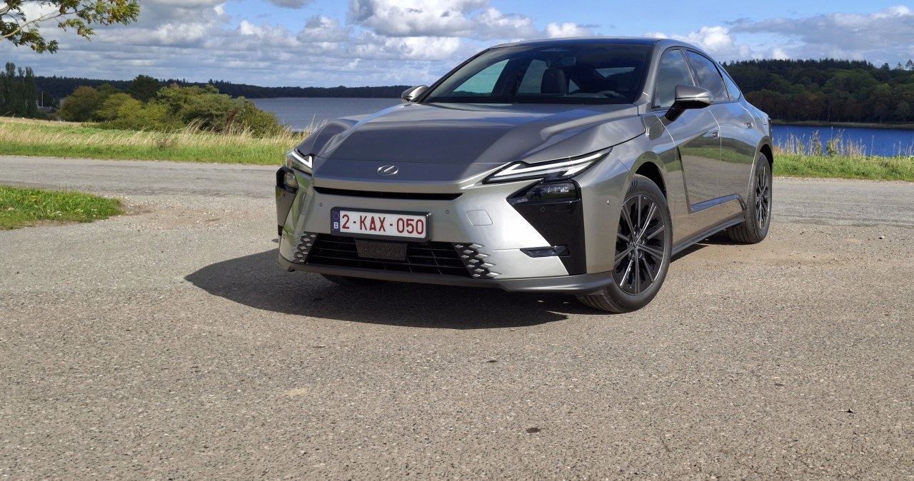 Lexus ES 300h jest wygodny i oszczędny. 700 Polaków kupiło go w ciemno