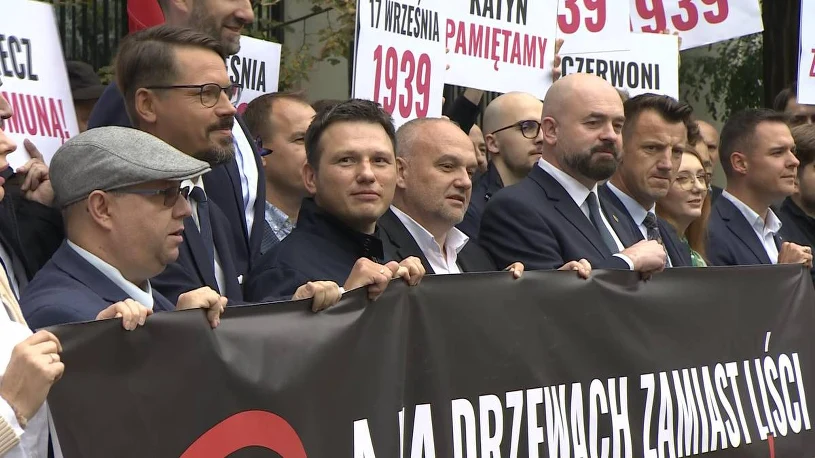 Sławomir Mentzen przed ambasadą Rosji. Tak uczcił rocznicę