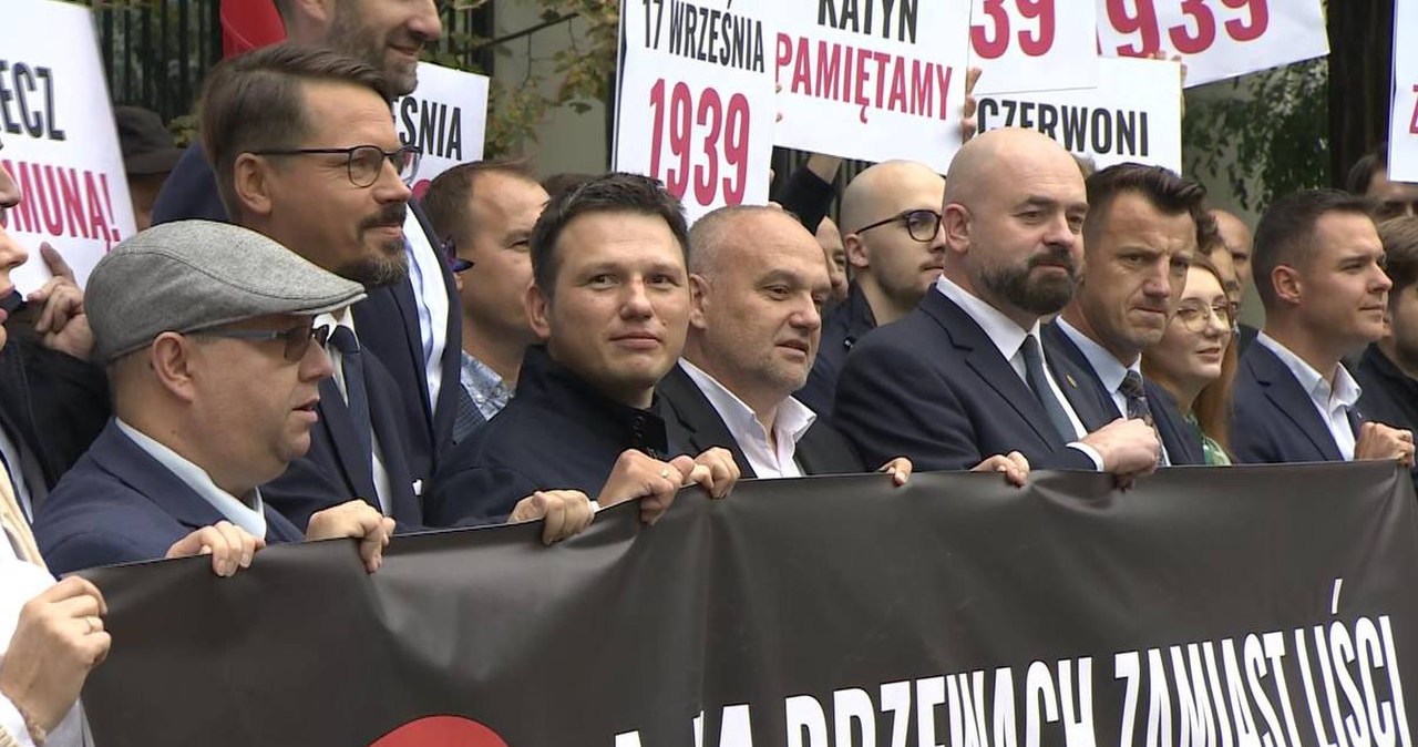 Sławomir Mentzen przed ambasadą Rosji. Tak uczcił rocznicę