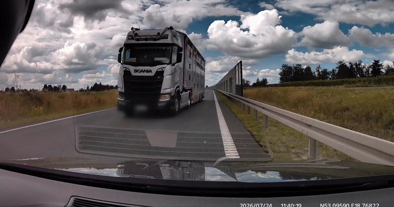 Kierowca ciężarówki celowo jechał na czołowe zderzenie. Szuka go policja