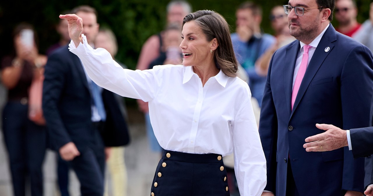 Zwykła biała koszula, ale ten detal zachwyca. Królowa wie, jak zachwycić