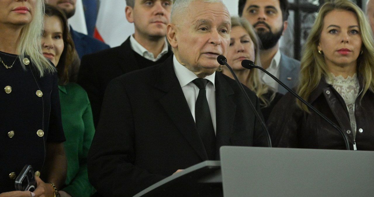 Brawa na konferencji PiS. Kaczyński: Poseł wraca do nas Brawa na konferencji PiS. Kaczyński: Poseł wraca do nas