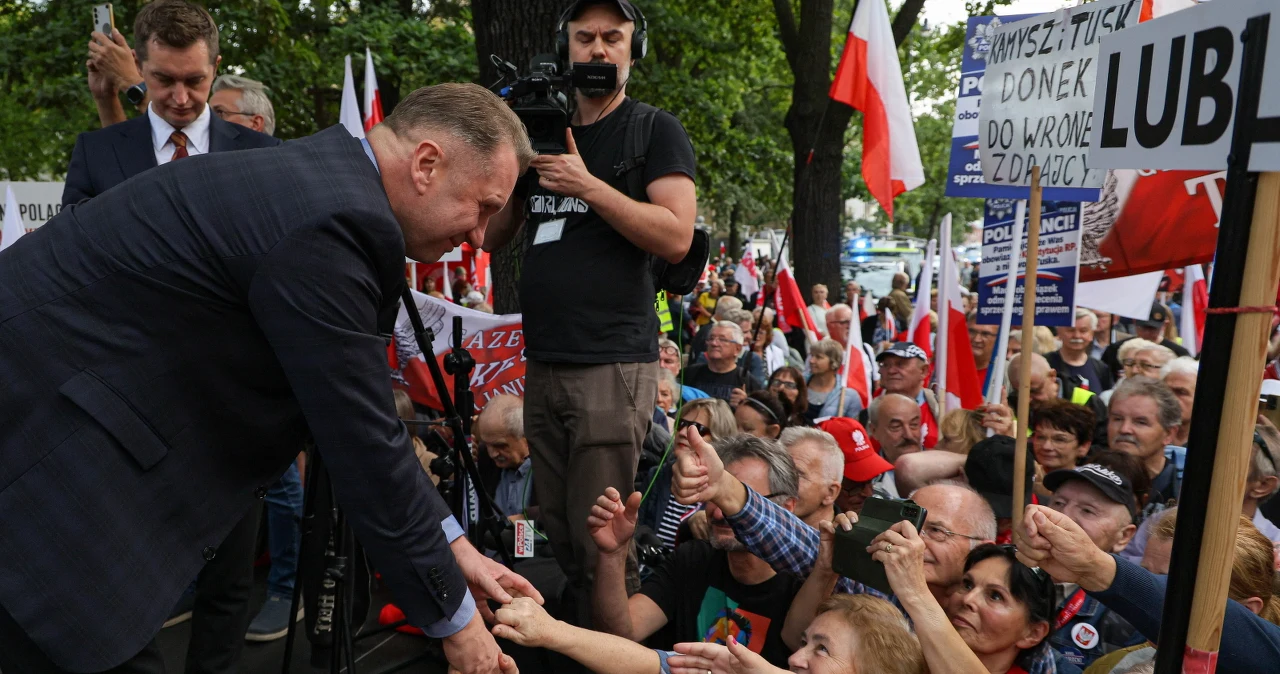 Zdjęcie do aktualności: Tłum przed Trybunałem Konstytucyjnym. Ostre słowa Czarnka