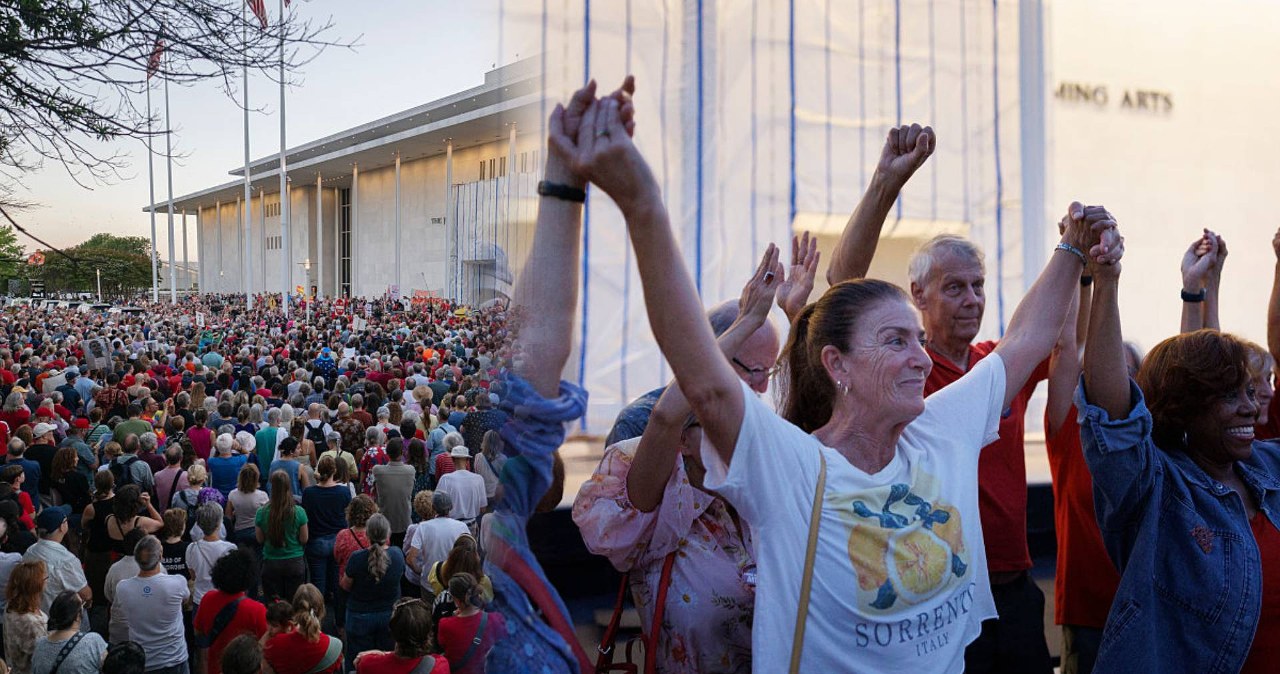 Spór o nazwę Centrum Kennedy’ego. Protestujący utworzyli ludzki łańcuch