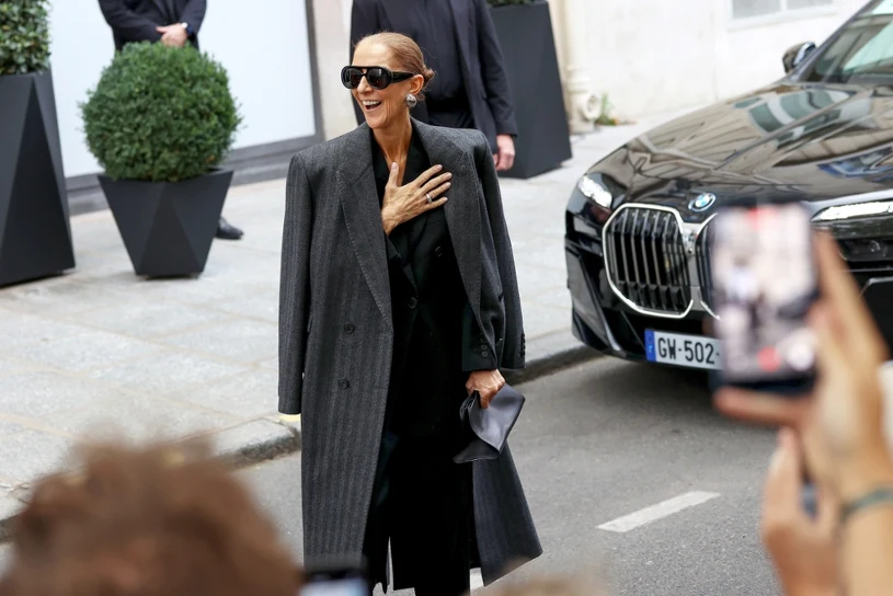 Céline Dion zdjęła buty i weszła na samochód. Tłum dosłownie oszalał