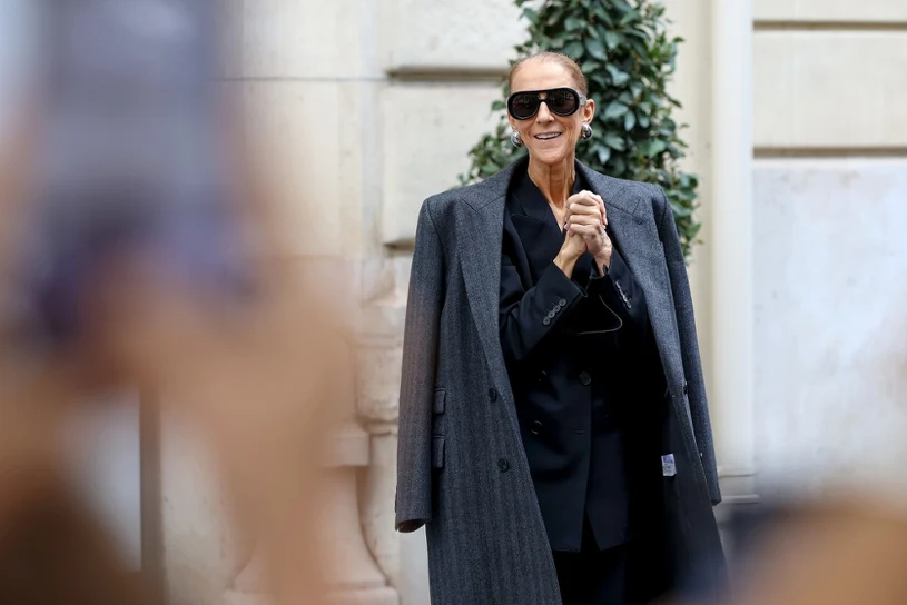 Celine Dion boso na masce samochodu. Nagranie podbija sieć