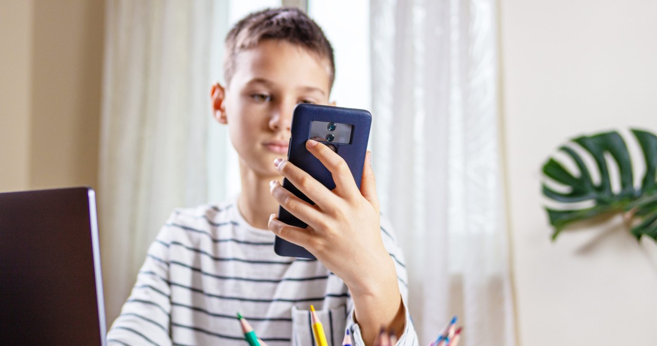 Smartfony w szkołach? Zamiast zakazywać, lepiej dzieci edukować