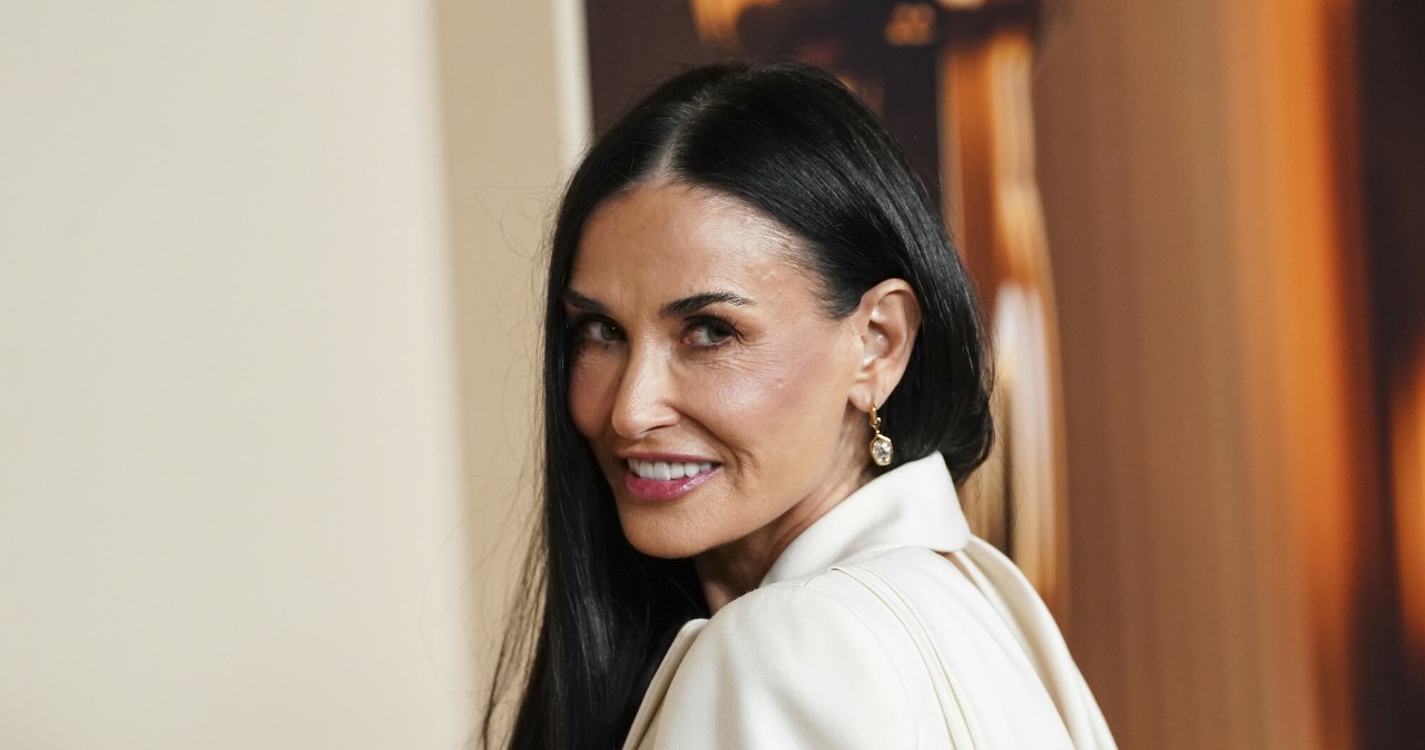 Jak nosić podkolanówki jesienią 2026? Spójrz na Demi Moore