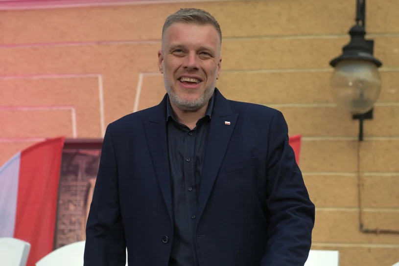 Zandberg o cenach paliw. "Osłon nie ma, bo prezydent się kłóci z rządem"