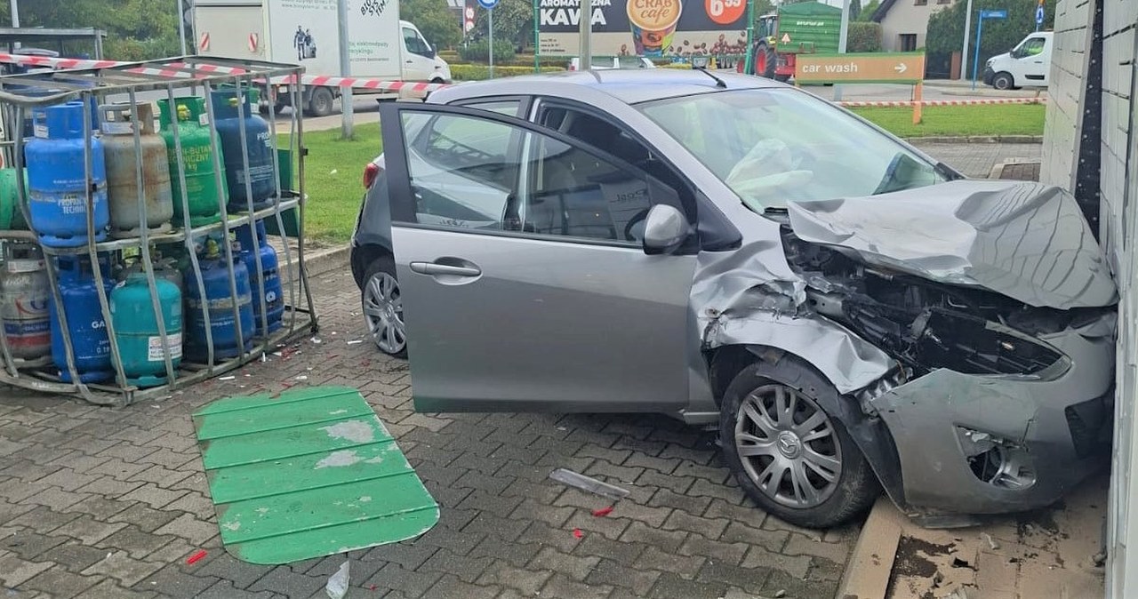 82-latek stracił panowanie nad autem. Uderzył w butle z gazem i paczkomat