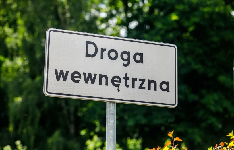 Kto ma pierwszeństwo przy wyjeździe z osiedla? Błąd wielu kierowców