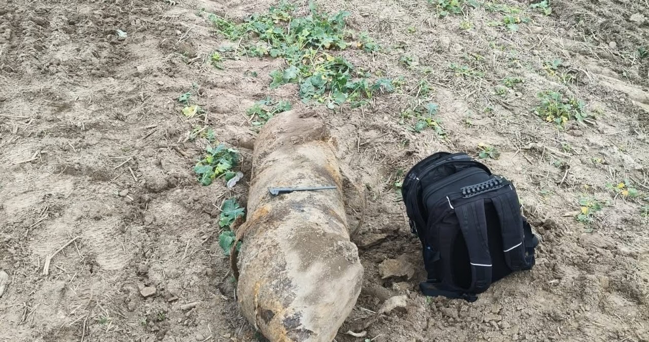 Półtora metra śmiertelnego zagrożenia na polu. Saperzy wezwani do bomby