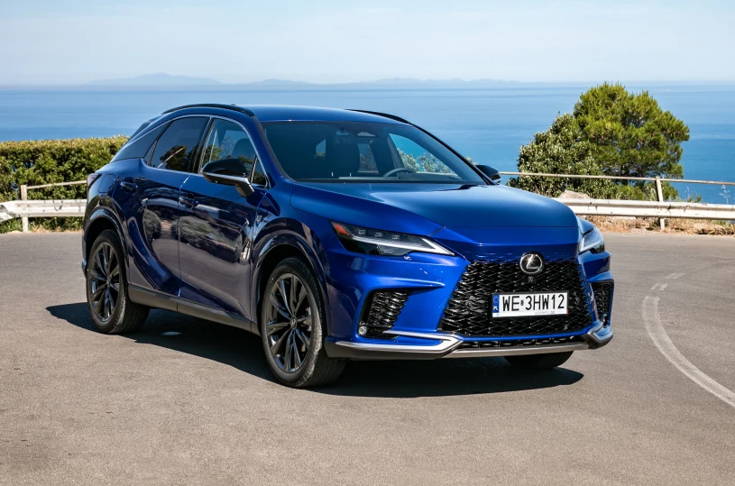 Lexus RX potaniał choćby o 84 tys. zł. Nowe ceny hybryd i plug-inów