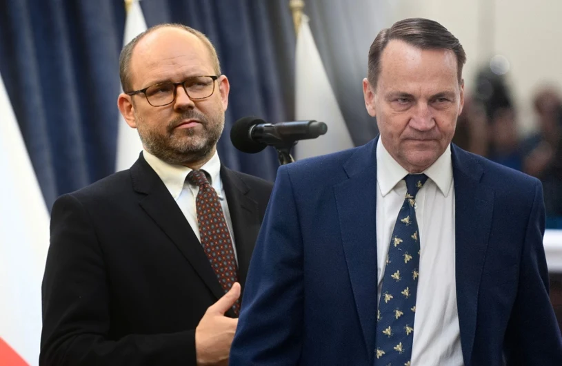 "Jeśli ktoś wywala zakulisowe rozmowy". Sikorski ostro do Przydacza