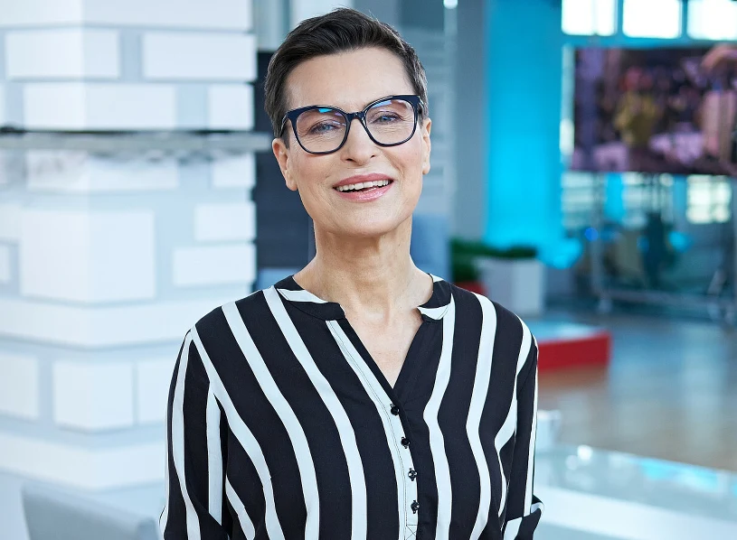 Ta bluzka to hit tej jesieni. Tak noszą ją gwiazdy