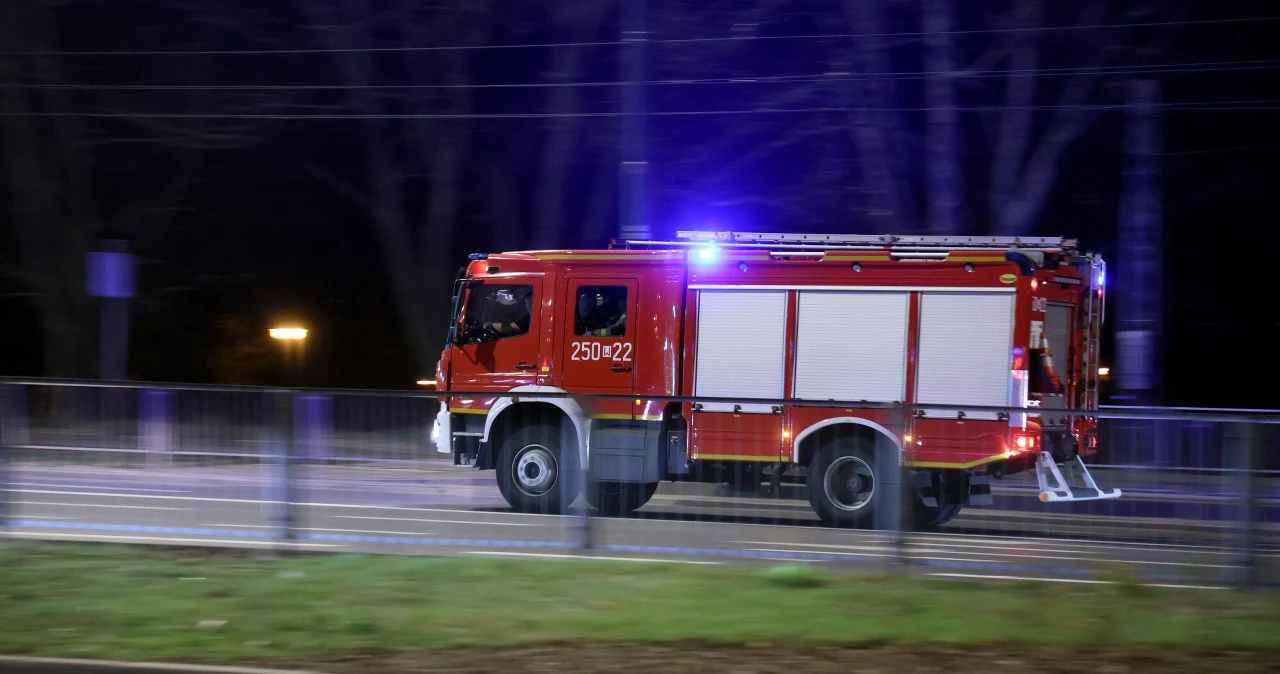 Zdjęcie do aktualności: Stacja bazowa Starlink w płomieniach. Akcja służb na Mazowszu
