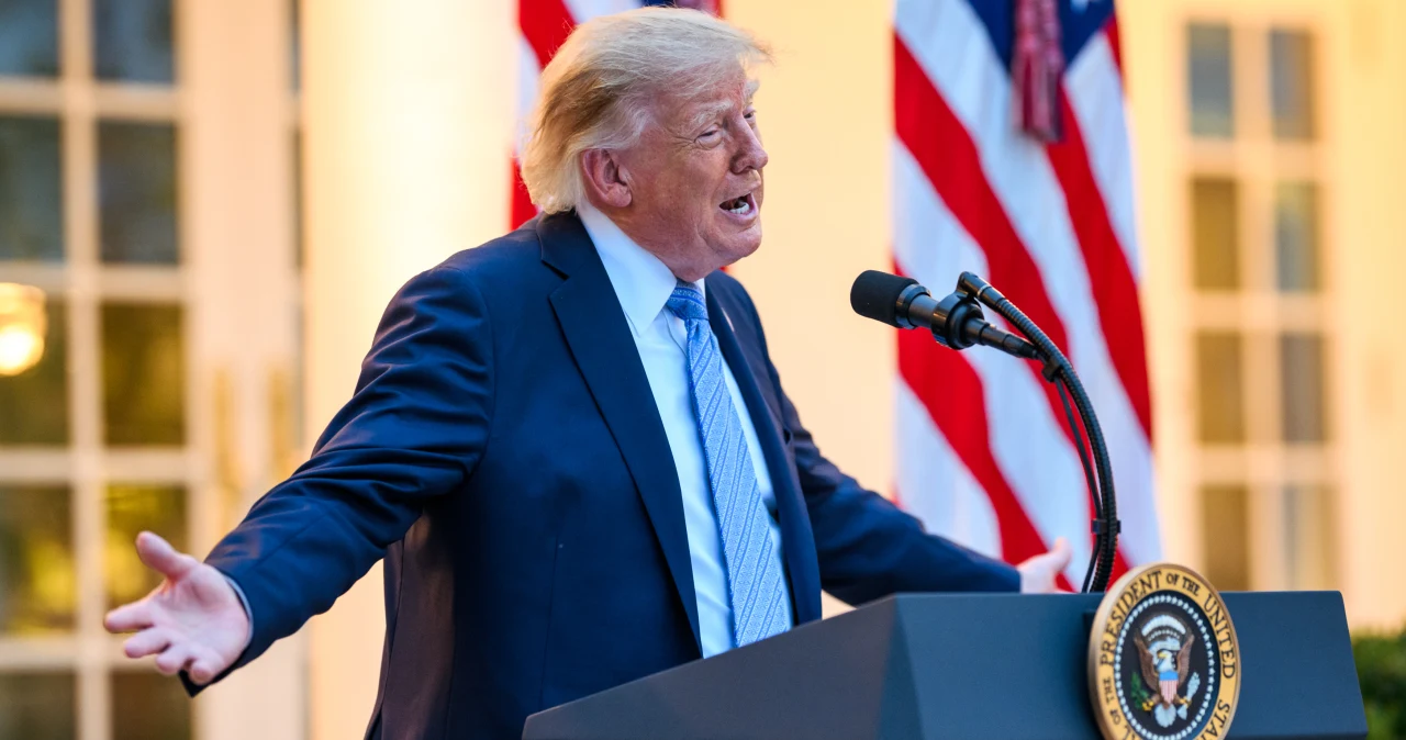 Zdjęcie do aktualności: Sąd bezlitosny dla Trumpa. Prezydent musi odwołać zakaz