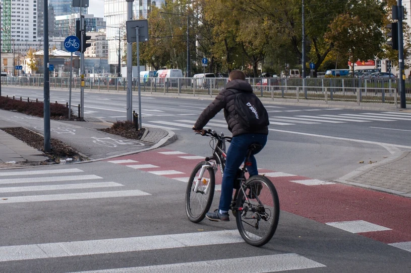 Znak P-10 to pułapka na rowerzystów. Jak można uniknąć mandatu?