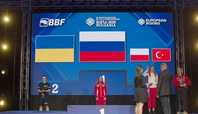 Ukrainka i Polka obok złotej Rosjanki. Jedna wyszła. Poleciał hymn agresora