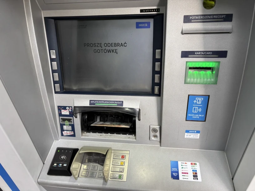 Czają się pod bankomatami. Czekają tylko, aż ktoś wypłaci gotówkę