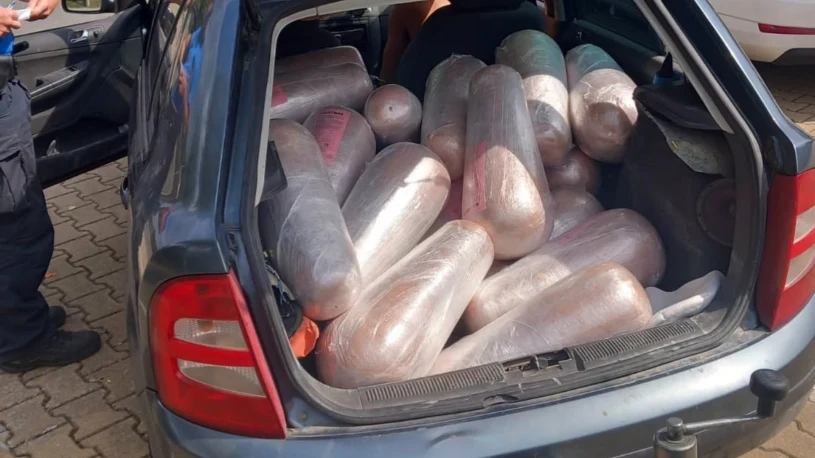 Ponad pół tony kebabów w rozgrzanym bagażniku. Jechały z Polski