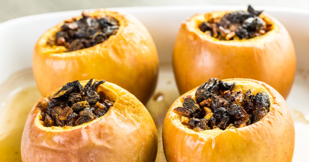 Pieczone jabłka z nadzieniem śliwkowym. Ten deser rozgrzeje cię jesienią