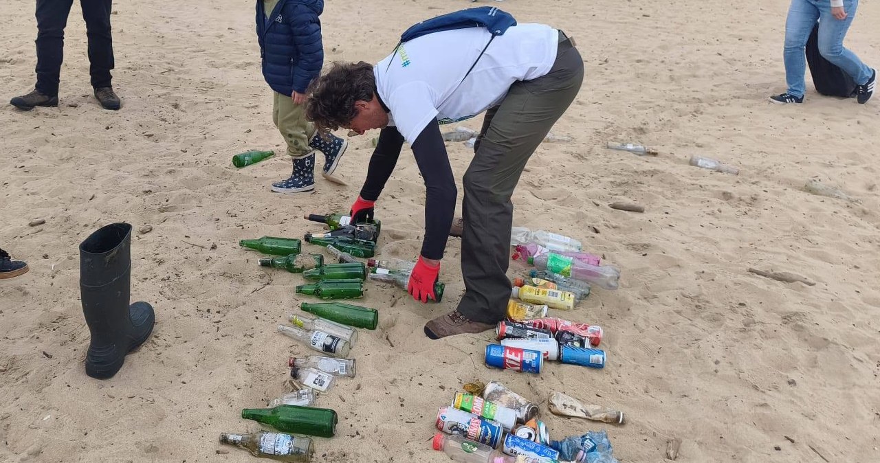 Sprzątają plaże nad Bałtykiem w Polsce. Oto jaki efekt dał system kaucyjny