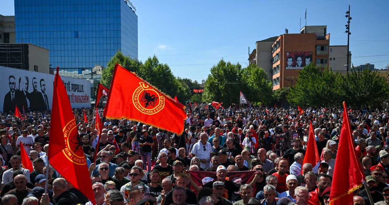 Kosowo. W Prisztinie wrze. Tłum protestuje po skazaniu byłego prezydenta Kosowo. W Prisztinie wrze. Tłum protestuje po skazaniu byłego prezydenta