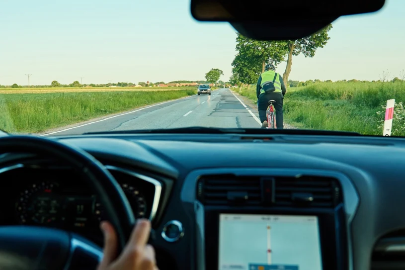 Nowe zasady w Hiszpanii. Przy rowerzyście trzeba zwolnić o 20 km/h